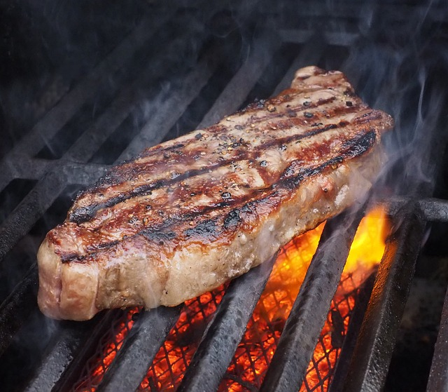 Im Gegensatz zum Grillen kann das Heißräuchern Fleisch lange haltbar machen.